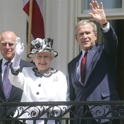 Bush ofrece minipizzas en la cena de gala con la Reina de Inglaterra