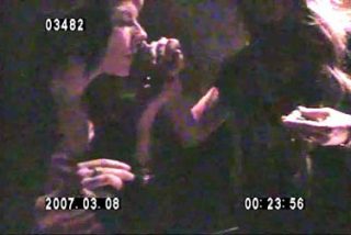 Lindsay Lohan esnifa coca&iacute;na en p&uacute;blico