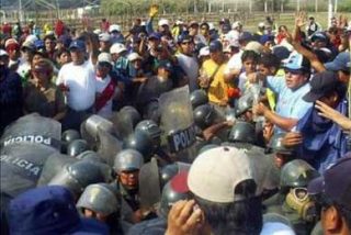 Manifestantes peruanos retienen a unos siete polic&iacute;as en protestas que dejan decenas heridos