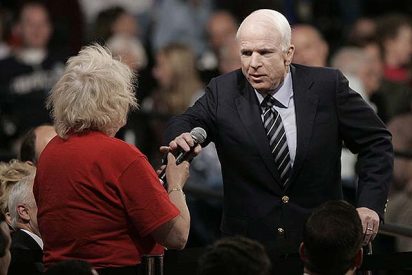 McCain es abucheado por sus seguidores por defender a Obama