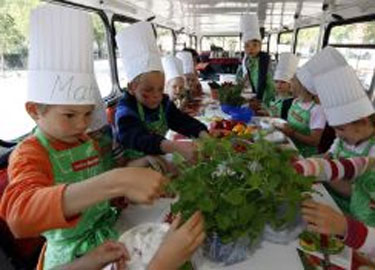 Niños imitan la alimentación de los padres desde temprana edad