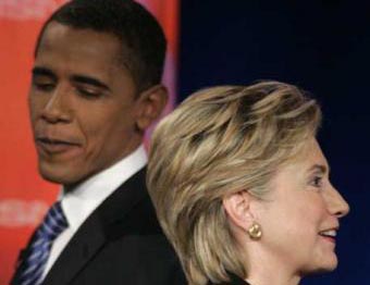 Hilary Clinton, hombro con hombro, con Barak Obama