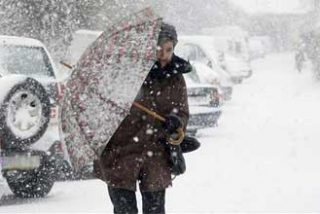 La Guardia Civil y el Ej&eacute;rcito rescatan 400 veh&iacute;culos atrapados en la nieve
