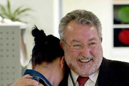 El ministro promete alcohol de calidad y condones gratis a los j&oacute;venes
