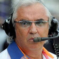 Briatore se mofa de McLaren: "A Dennis se le han puesto de corbata"