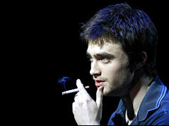 Daniel Radcliffe fuma de m&aacute;s