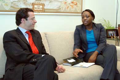 Fern&aacute;ndez-Lasquetty recibe a Ministra de Cultura de Colombia Paula Moreno