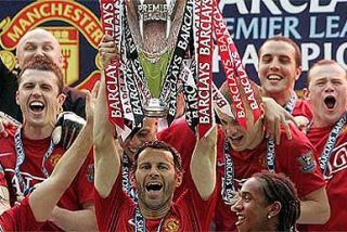 Giggs alza la copa que acredita al Manchester como campeón en presencia de sus compañeros.