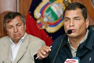 Correa se disculpa con la Asamblea Constituyente por el espionaje de militares
