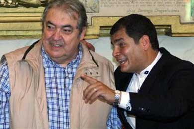 El presidente Correa condecora al cantautor argentino Alberto Cort&eacute;s