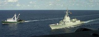 La fragata espa&ntilde;ola M&eacute;ndez N&uacute;&ntilde;ez escolta al barco atunero Playa de Bakio rumbo a las islas Seychelles