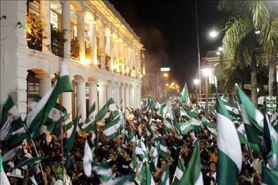 Santa Cruz proclama su estatuto y Morales pide consensuar sobre una "verdadera autonom&iacute;a