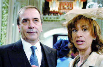 Tambi&eacute;n Alonso enchufa a su mujer