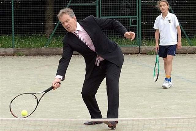 Juega al tenis con Blair y salva a los pobres laboristas
