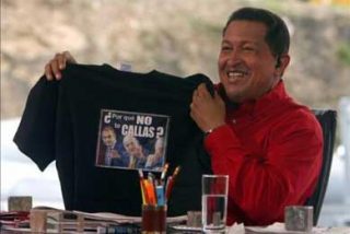 Ch&aacute;vez muestra la camiseta que le regal&oacute; el Rey con el "&iquest;Por qu&eacute; no te callas?"