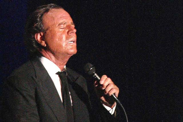 Julio Iglesias est&aacute; como un toro