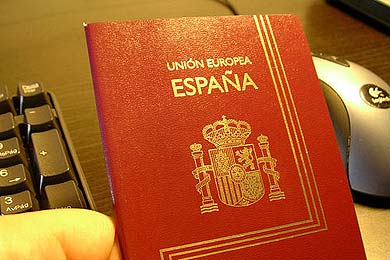 Un centenar de futbolistas, involucrados en una red de falsificación de pasaportes