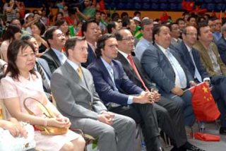 Comunidad china presenci&oacute; en pantalla gigante inauguraci&oacute;n de Juegos Ol&iacute;mpicos