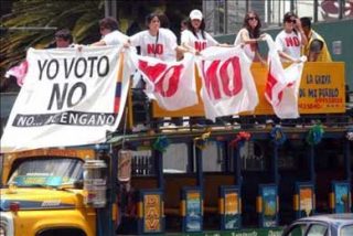 Opositores recorren Quito en campa&ntilde;a por el "No" al proyecto de la Constituci&oacute;n