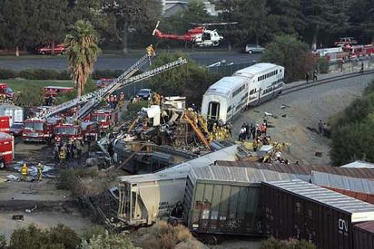 Dos trenes colisionan frontalmente en Los &Aacute;ngeles