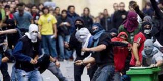 Un grupo de proetarras intenta linchar a un polic&iacute;a en la marcha ilegal de San Sebasti&aacute;n