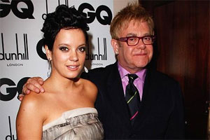 Elton John y Lily Allen se pelean en pleno escenario