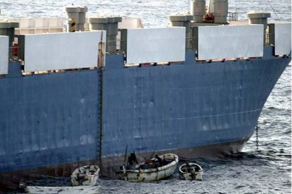Buques de guerra rodean el carguero con armamento secuestrado por piratas en el &Iacute;ndico