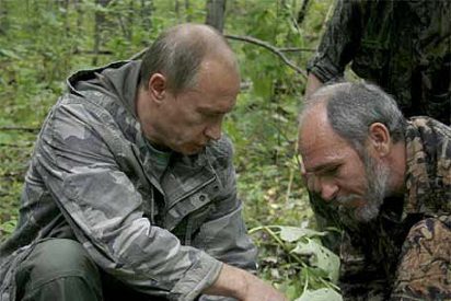 Putin dispara a un tigre siberiano y salva a un equipo de televisi&oacute;n