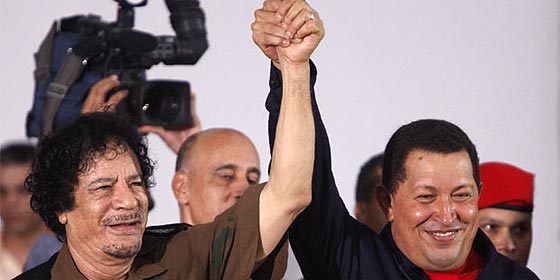 Gadafi y Ch&aacute;vez se dan la mano