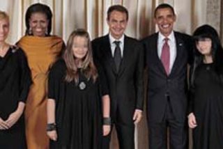 Para qu&eacute; Zapatero hace que sus hijas se fotografien con Obama si luego censura la imagen