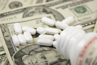 Las grandes farmaceuticas arr&iacute;an velas por la crisis