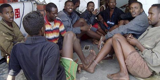 Los piratas somal&iacute;es amenazan con matar a la tripulaci&oacute;n del barco secuestrado en Seychelles
