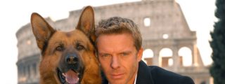 Rex, el perro actor, viaja a Roma en un avi&oacute;n privado para rodar un episodio de su serie
