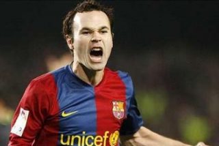 Iniesta renueva con el Bar&ccedil;a hasta 2015