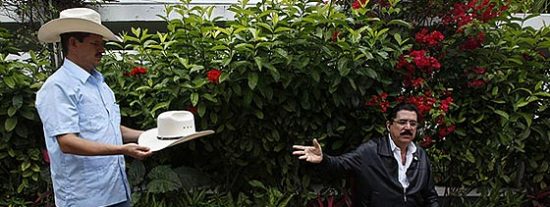 Zelaya dice ahora que s&oacute;lo "juega" si lo ponen otra vez de presidente