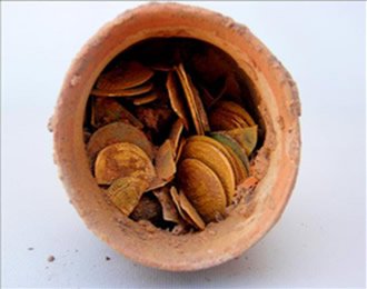Descubren en Egipto un cuenco lleno de monedas de oro