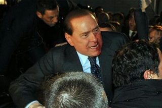 Un columnista de 'P&uacute;blico' se alegra de la agresi&oacute;n a Berlusconi