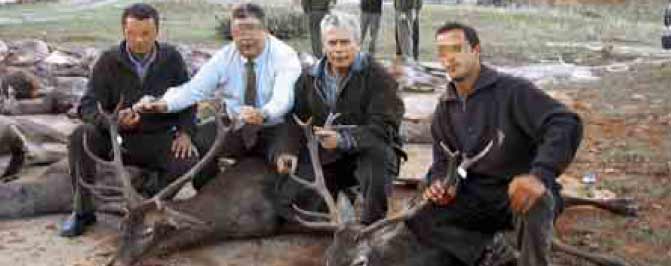 Rubalcaba no destituye al polic&iacute;a que caza con Garz&oacute;n y Bermejo porque "cumple con su deber"