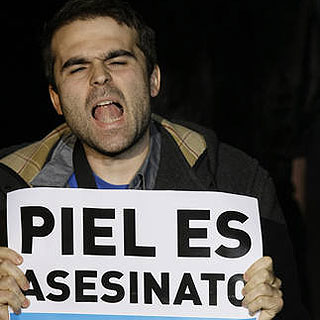 Detienen a varios activistas medioambientales por asaltar un desfile de Cibeles para denunciar el uso de pieles