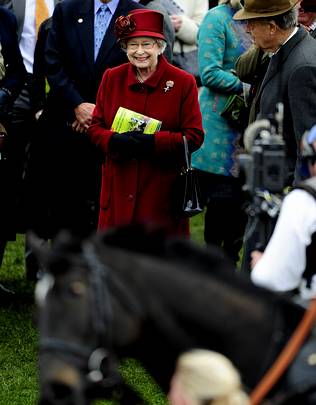 Isabel II se qued&oacute; sin poder ocupar el palco real en el hip&oacute;dromo
