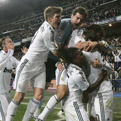 Un milagroso Hig&uuml;a&iacute;n mantiene vivo al Madrid en un partido de locos