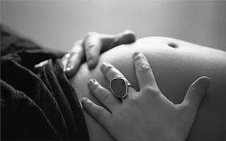 Paga a un joven para le d&eacute; una paliza y le provoque un aborto