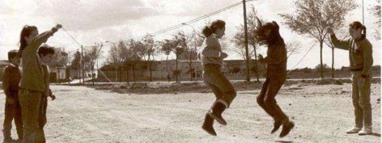 El PSOE pide que los ni&ntilde;os jueguen a la comba y las ni&ntilde;as, al f&uacute;tbol
