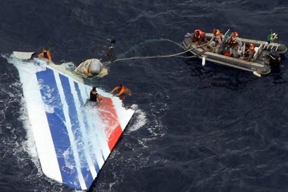 Los servicios de rescate encuentran un pedazo del fuselaje del Airbus de Air France