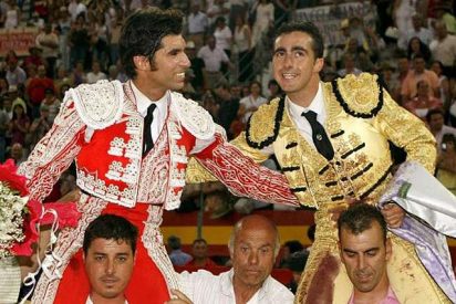 El Fandi y Cayetano, a hombros y cargados de orejas