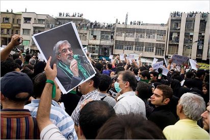 Musavi se da otro ba&ntilde;o de masas en la jornada de duelo por los manifestantes muertos