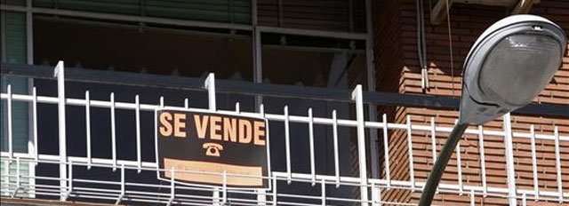 La compraventa de viviendas cae un 47,6% en abril y marca otro mínimo histórico