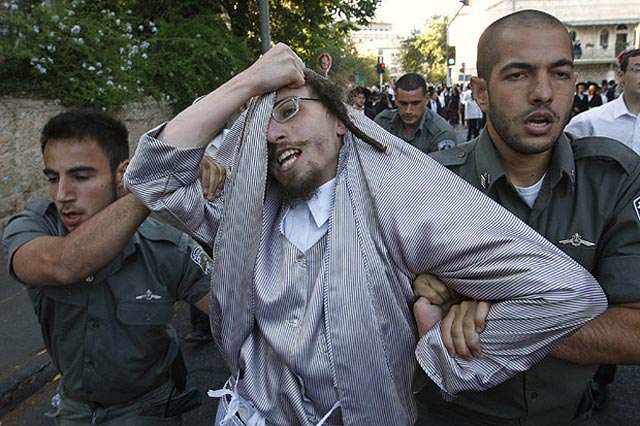 Un aparcamiento municipal desata la "Guerra del Shabbat" en las calles de Jerusal&eacute;n