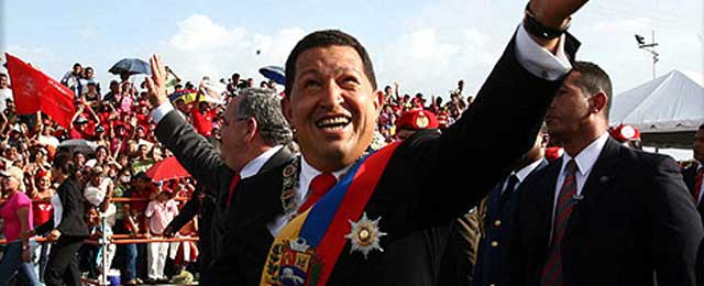 El "Gorila Rojo" tira la piedra y esconde la mano