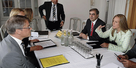 La ministra española de Sanidad y Política Social, Trinidad Jiménez, con su homólogo sueco, Göran Hägglund, en Jönköping, Suecia. ( ÁNGEL DÍAZ / EFE)